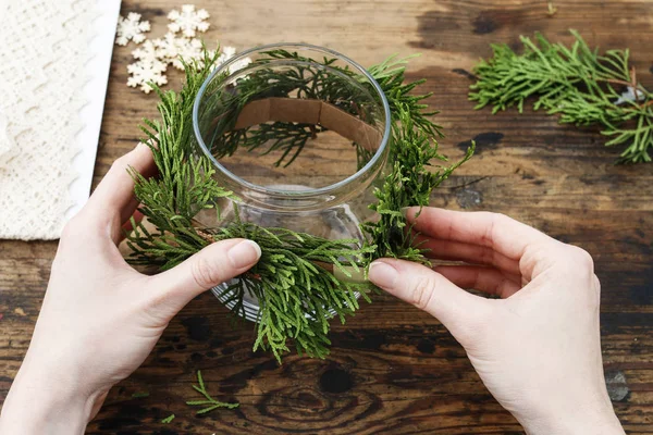 Cómo hacer tarro de Navidad decorativo para velas con ramita de thuja. — Foto de Stock