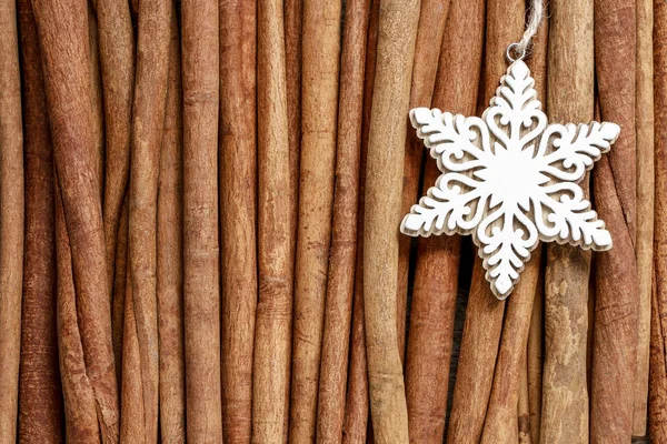 Star on cinnamon sticks background — Stock Photo, Image