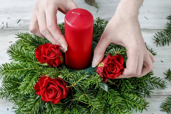 Comment faire une pièce maîtresse de table de Noël avec sapin, roses, boules a — Photo