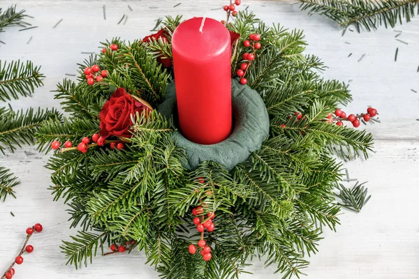 How to make christmas table centerpiece with fir, roses, balls a — Stock Photo, Image