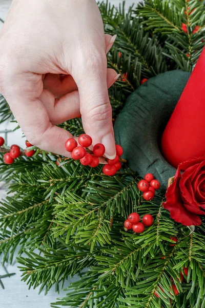 Wie man Weihnachtstisch Mittelstück mit Tanne, Rosen, Kugeln ein — Stockfoto