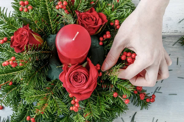 Come rendere il centrotavola della tavola di Natale con abete, rose, palle a — Foto Stock