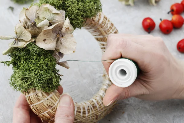How to make christmas door wreath with moss and dry hortensia fl — Stock Photo, Image