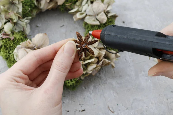 Як зробити різдвяний вінок з мохом і сухою гортензією фл — стокове фото