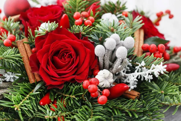 Decoración navideña con rosas rojas, abeto, brunia y canela —  Fotos de Stock
