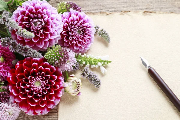 Red dahlia flowers and vintage pen — Stock Photo, Image