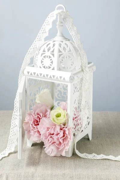 Lanterne en fer vintage avec des fleurs à l'intérieur . — Photo