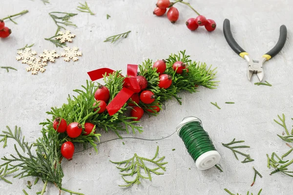 Come fare tradizionale ghirlanda porta di Natale con ramoscelli thuja a — Foto Stock