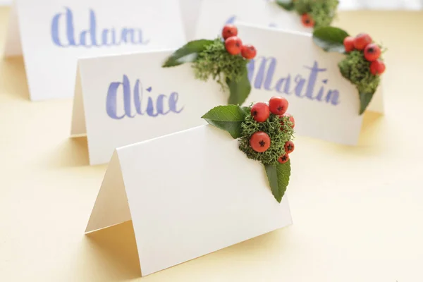 Cómo hacer tarjetas de nombre del lugar de la boda con cartas escritas a mano un — Foto de Stock