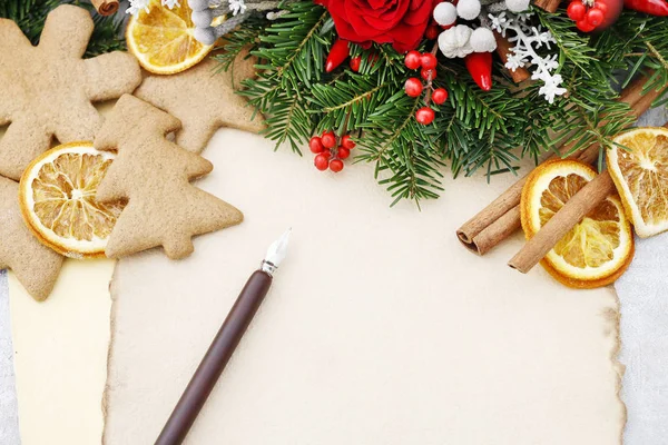 Fondo natalizio con biscotti di pan di zenzero, ghirlanda di abete, essiccato — Foto Stock
