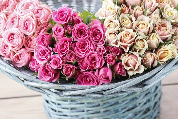 Mandje van rozen — Stockfoto