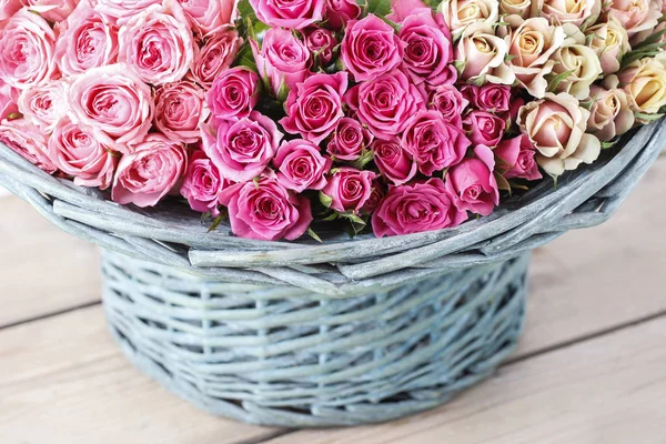 Basket of roses — Stock Photo, Image