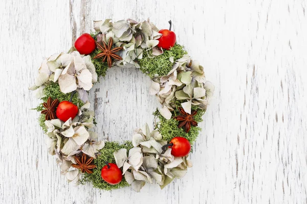 Christmas door wreath with moss, paradise apples and dry hortens — Stock Photo, Image