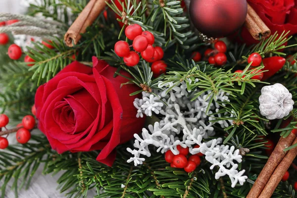 Christmas decoration with red roses, fir, brunia and cinnamon st — Stock Photo, Image