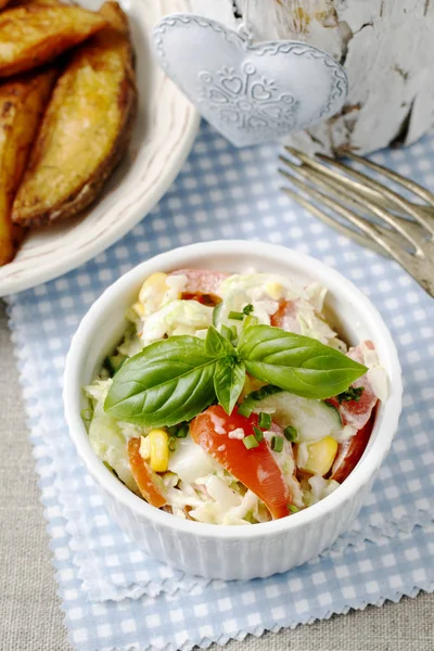 Овощной салат, украшенный листом базилика — стоковое фото