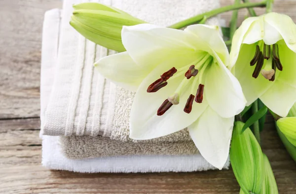 Białe lilie, leżącego na ręcznik — Zdjęcie stockowe