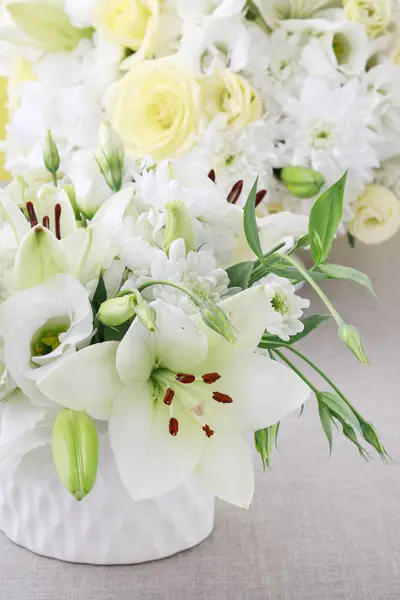 Квіткова композиція з ліліями, трояндами, еустомою, хризантемою — стокове фото