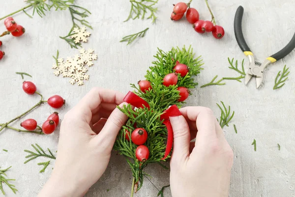 Come fare tradizionale ghirlanda porta di Natale con ramoscelli thuja a — Foto Stock