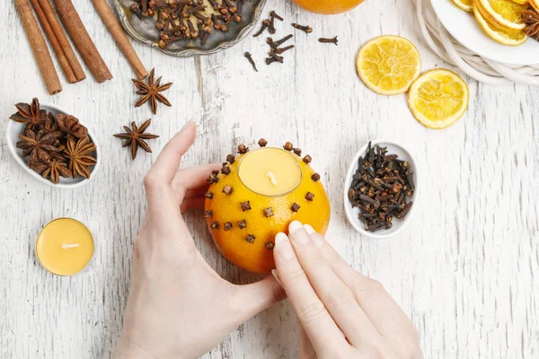 How to make orange pomander ball with candle — Stock Photo, Image