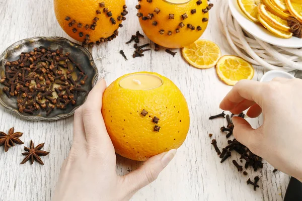 How to make orange pomander ball with candle — Stock Photo, Image