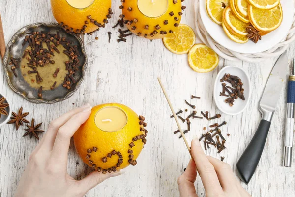 How to make orange pomander ball with candle — Stock Photo, Image