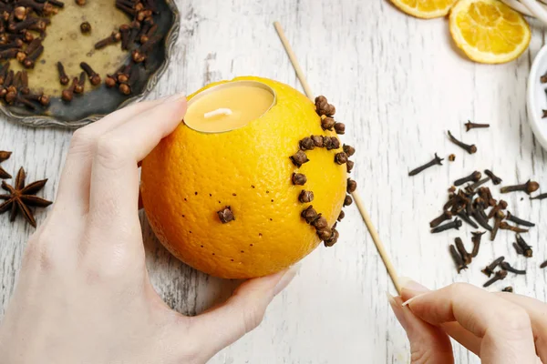 How to make orange pomander ball with candle — Stock Photo, Image