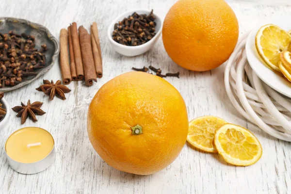 Beyaz tahta üzerinde Noel süsleri