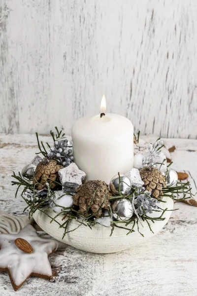 Juldekoration med ljus och kottar — Stockfoto