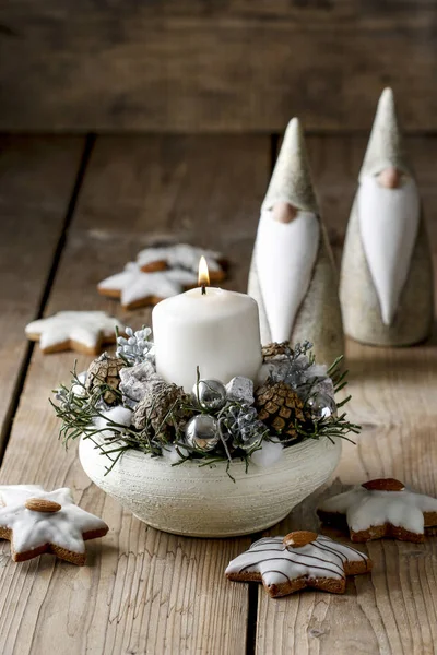 Kerstdecoratie met kaars en kegels — Stockfoto