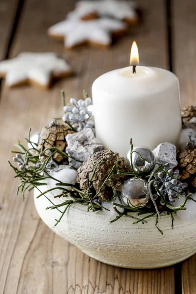 Weihnachtsdekoration mit Kerze und Zapfen — Stockfoto
