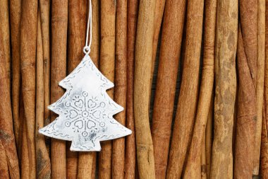 Noel ağacı tarçın zemin üzerine