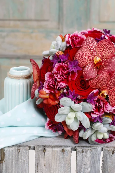 Buquê com flores vermelhas de orquídeas, rosas e suculentas — Fotografia de Stock