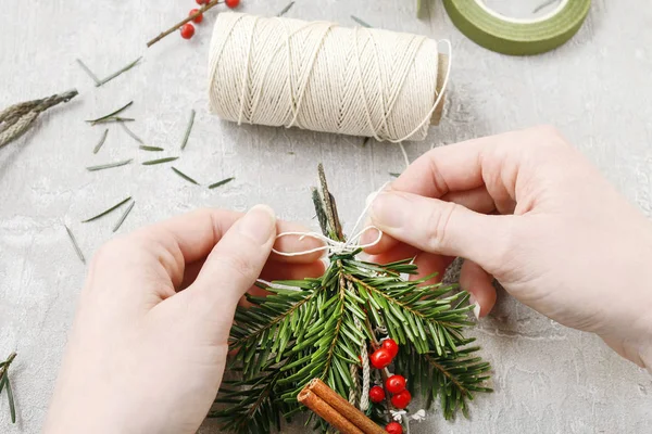 Come fare decorazioni natalizie con abete, bacche rosse e ante — Foto Stock