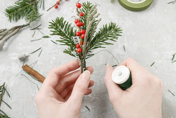 Hoe maak je kerstversiering met sparren, rode bessen en ante — Stockfoto