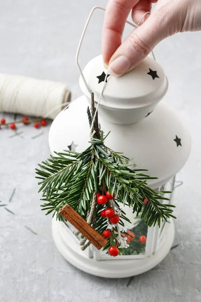Wie man Weihnachtsdekoration mit Tanne, roten Beeren und Ante herstellt — Stockfoto