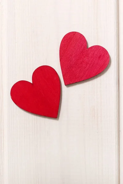 Corazones rojos sobre fondo de madera. — Foto de Stock