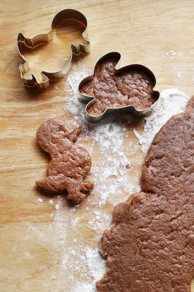 Preparing easter gingerbread cookies — Stock Photo, Image