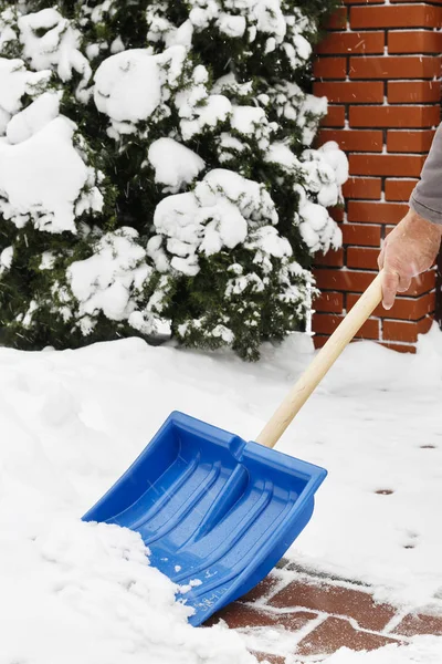 Uomo rimozione della neve dal marciapiede dopo la tempesta di neve — Foto Stock