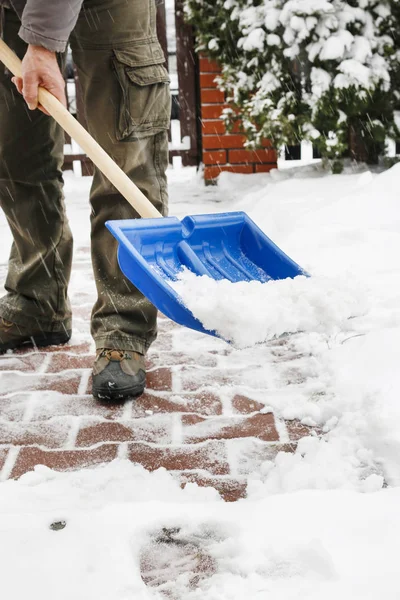 Homem removendo neve da calçada após a tempestade de neve — Fotografia de Stock