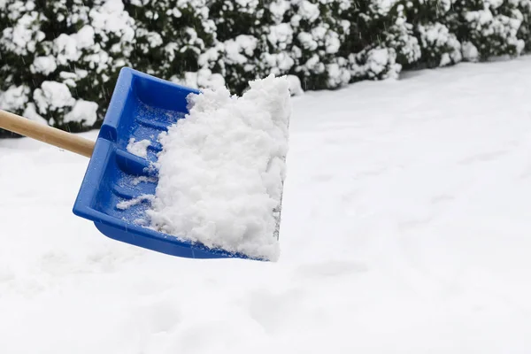 Man removing snow from the sidewalk after snowstorm — Stock Photo, Image