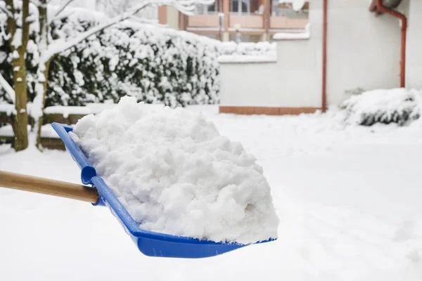 Man att ta bort snö från trottoaren efter snöstorm — Stockfoto