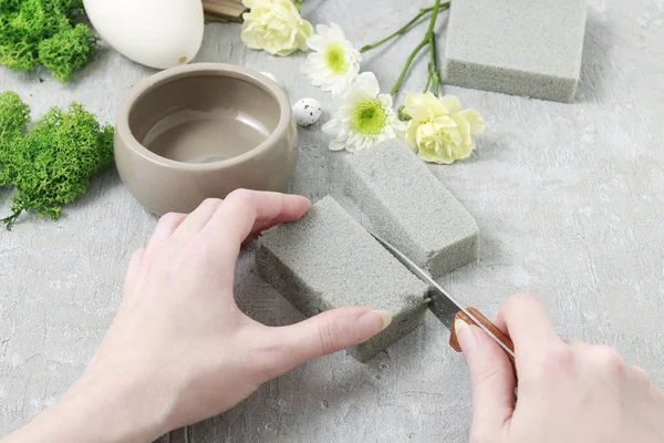 Cómo hacer arreglos florales con huevo de ganso, claveles, chrys. — Foto de Stock