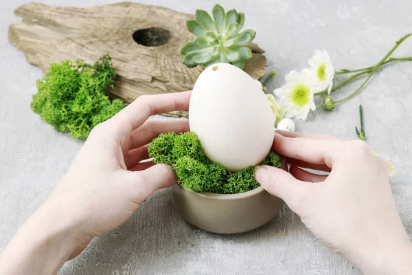 Wie man Blumenschmuck mit Gänseei, Nelken, Christrosen macht — Stockfoto