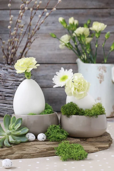 Arrangement floral avec oeuf d'oie, oeillets, chrysanthème et — Photo