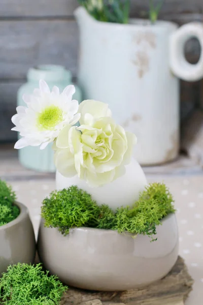 Arreglo floral con huevo de ganso, claveles, crisantemo y —  Fotos de Stock