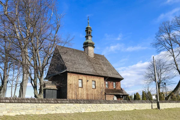 Chabowka, Polsko - 09 února, 2016: Dřevěný kostel svatého kříže — Stock fotografie