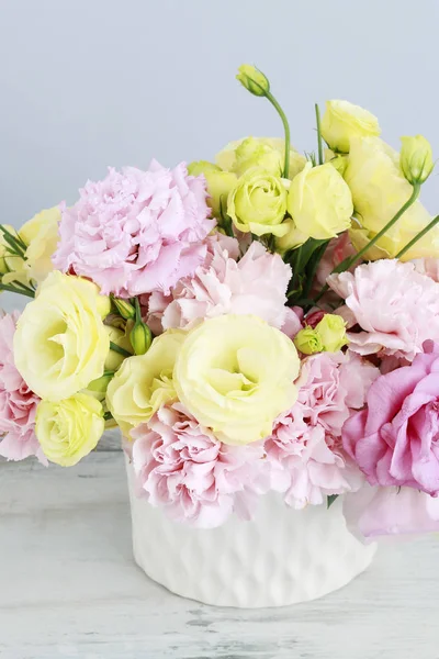 Blumenschmuck mit rosa Nelke und gelber Eustoma-Blume — Stockfoto