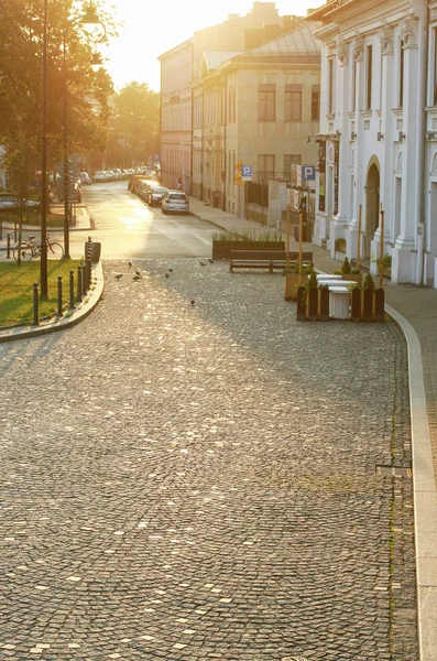 Κρακοβία, Πολωνία - 12 Σεπτεμβρίου 2016: Λιθόστρωτο δρόμο στην νωρίς το πρωί — Φωτογραφία Αρχείου