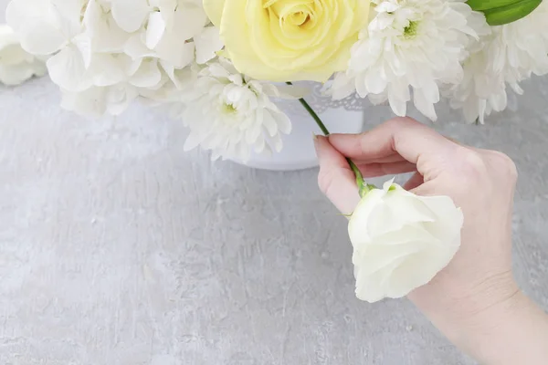 Cómo hacer arreglos florales de lujo con lirios, rosas, eus. — Foto de Stock