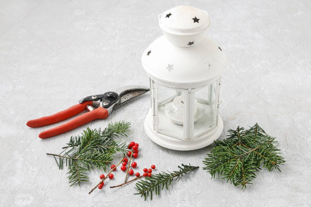How to make christmas decorations with fir, red berries and ante